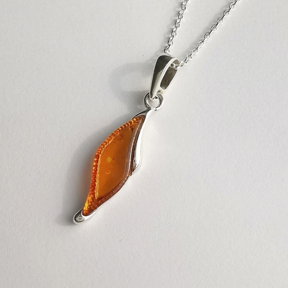 Baltic Amber petal sterling silver pendant necklace 🆕 - Picture 6 of 6